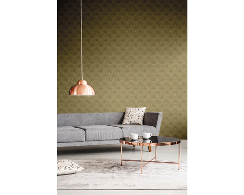 Wohnzimmer mit grauer Couch, Tisch, Lampe und gemusterter Tapete