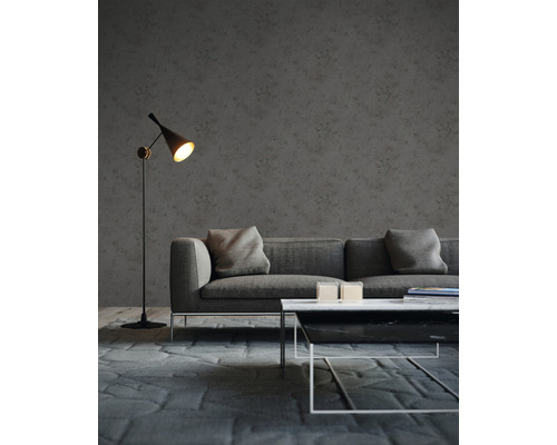 Wohnzimmer mit Sofa, Stehlampe und Couchtisch auf Teppich