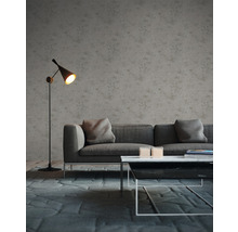 Wohnzimmer mit grauer Couch, Tischlampe und Teppich