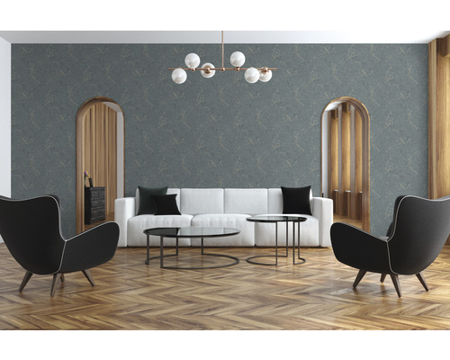 Wohnzimmer mit grauer Marmortapete, Sofa und Sesseln