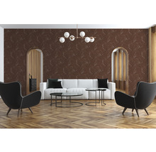 Modernes Wohnzimmer mit brauner Marmortapete, Sofa, Sesseln und dekorativer Beleuchtung