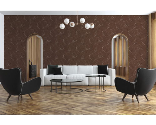 Modernes Wohnzimmer mit brauner Marmortapete, Sofa, Sesseln und dekorativer Beleuchtung