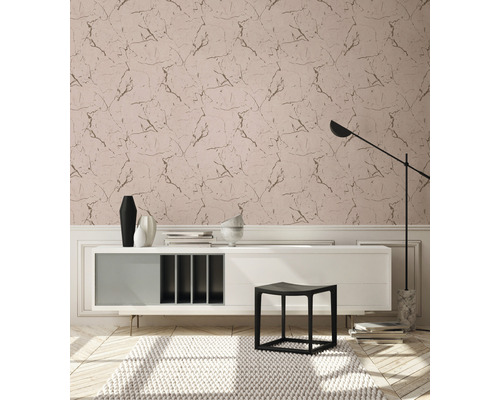 Wohnraum mit einer Tapete mit Marmoroptik, einem Sideboard, einer Stehlampe und einem Teppich