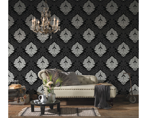 Dekoratives Interieur mit gemusterter Tapete, Couch und Kronleuchter