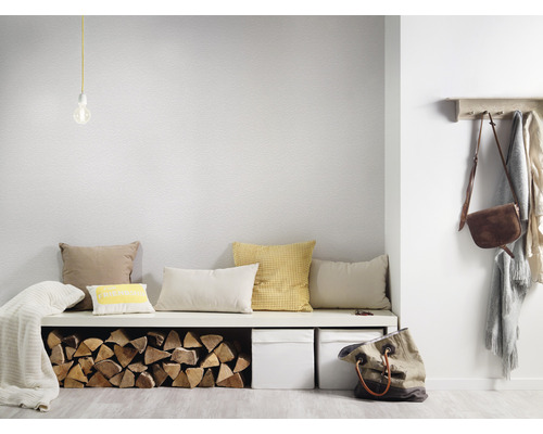 Eingangsbereich mit Wandtapete, Sitzbank mit Kissen und Holzscheiten, Garderobe und Lampe