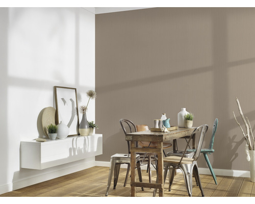 Esszimmer mit Esstisch, Stühlen und Wandtapete in Beige