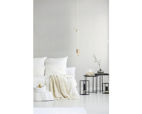 Schlafzimmer mit Bett, Beistelltischen und Hängelampe