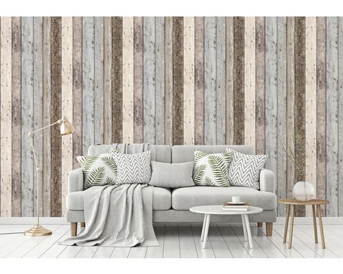 Wohnzimmer mit Sofa und Wandtapete in Holzoptik