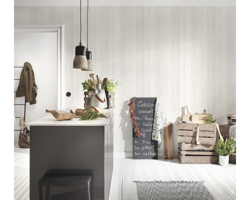 Küchenszene mit Tafel, Holzkisten und Pendelleuchten