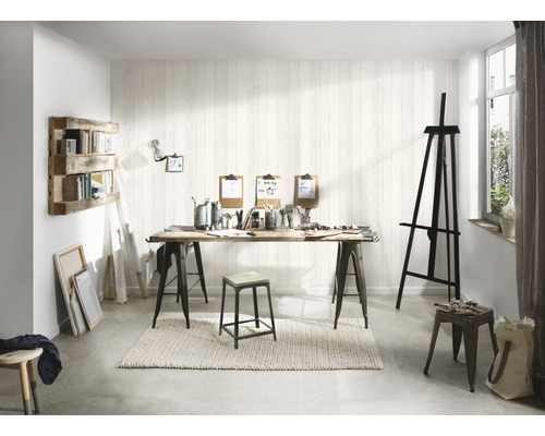 Helles Atelier mit Staffelei, Tisch mit Malutensilien und Holzregal