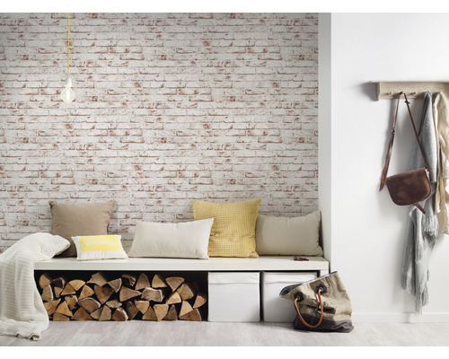 Wohnraum mit Bank, Kissen, Holzstapel, Aufbewahrungsboxen und Backstein Tapete