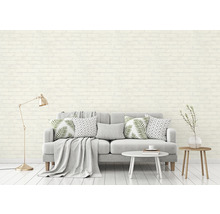 Wohnzimmer mit Backstein Tapete, Sofa und Dekoration
