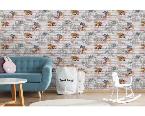 Wohnzimmer mit Sofa und Wandtapete im Graffiti-Stil auf Backsteinmuster