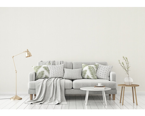 Wohnzimmer mit Sofa, Kissen, Tisch und Stehlampe