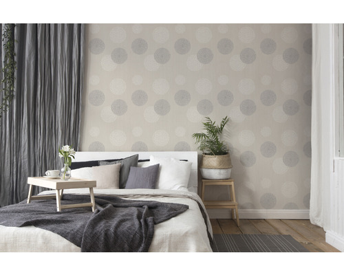 Schlafzimmer mit Bett, Vorhängen und Tapete mit Kreismuster