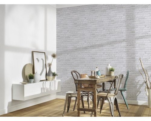 Esszimmer mit Esstisch, Stühlen und Wand in Steinoptik