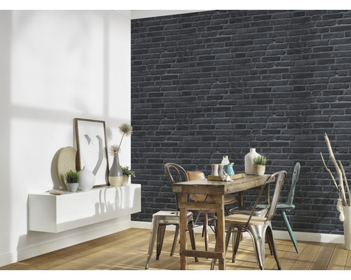 Esszimmer mit Esstisch und Wand in Backsteinoptik