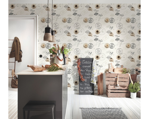 Helle Küche mit Kaffeehaus-Tapete und dunkler Kücheninsel