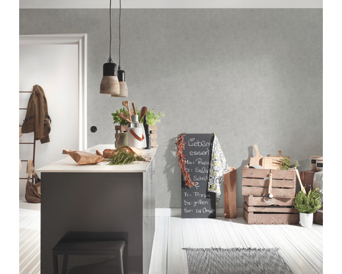 Helle Küche mit Kücheninsel, Kreidetafel und Holzelementen für eine freundliche Atmosphäre.