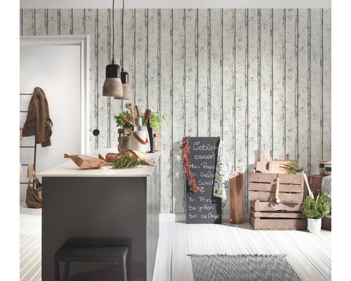 Helle Küche im Landhausstil mit Holzwandtapete, Kochinsel, Hocker und Dekoration