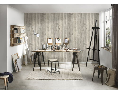 Werkraum mit Holzvertäfelungstapete, Staffelei und Arbeitstisch