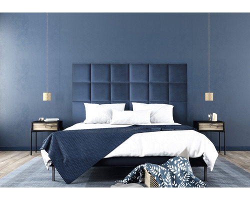 Schlafzimmer mit Bett, gepolstertem Kopfteil, zwei Nachttischen und Pendelleuchten