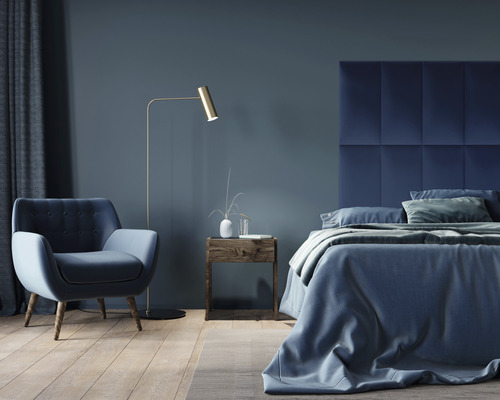 Wandkissen Riviera dunkelblau Samt-Optik 30 x 60 cm Schlafzimmer mit Bett, Sessel, Stehlampe und Nachttisch