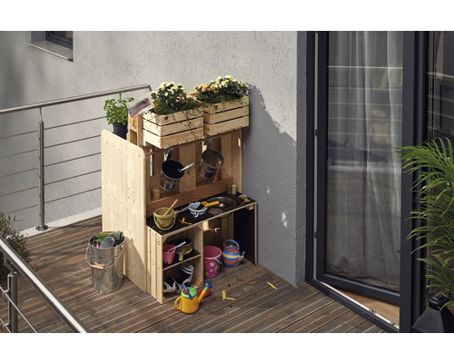 Kinderspielküche aus Holz mit Zubehör auf einem Balkon