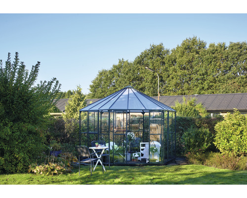 Gewächshaus im Garten mit Tisch und Stühlen