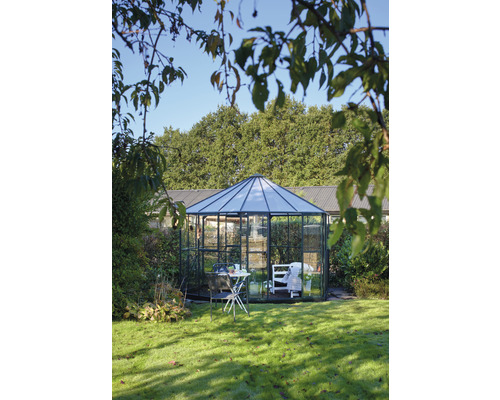 Gewächshaus mit Stahlrahmen und Glas auf einer grünen Wiese