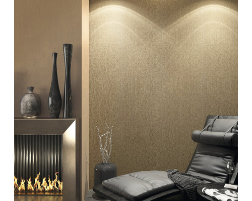 Wohnzimmer mit Kamin, Dekoration und Liege vor einer Wand mit Textiltapete