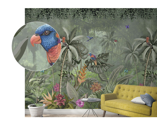Fototapete mit Dschungelmotiv mit Papageien, Palmen und tropischen Pflanzen in einem Wohnzimmer