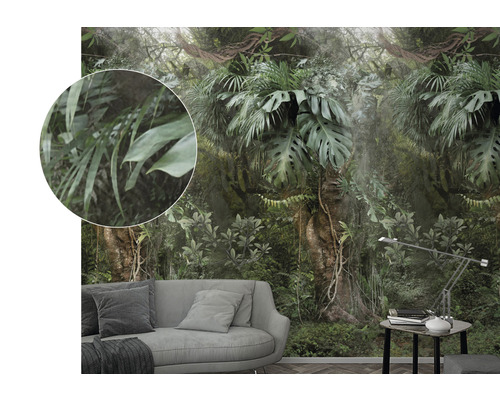 Fototapete mit Dschungelmotiv in einem Wohnzimmer mit Sofa.