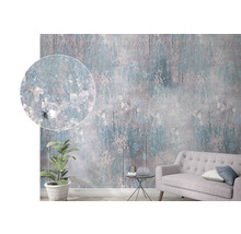 Wohnzimmer mit grauer Couch und Fototapete im Industrial Look