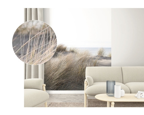 Wohnraum mit Sanddünentapete, Sofa und Tisch