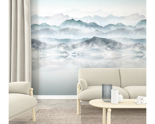 Wohnzimmer mit Fototapete Berglandschaft und heller Möblierung für eine freundliche Atmosphäre