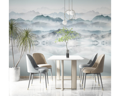 Esszimmer mit Esstisch, Stühlen und Landschaftstapete.