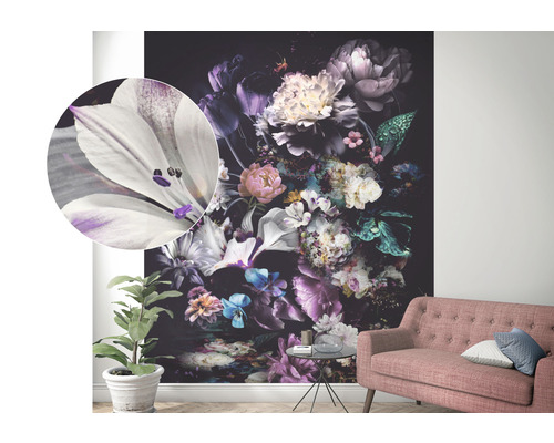 Wandbild mit Blumenmuster in einem Wohnraum, neben einem Sofa