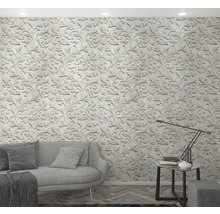 Wohnzimmer mit Sofa, Tischlampe und floral gemusterter Tapete