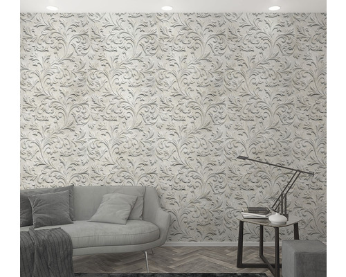 Wohnzimmer mit Sofa, Tischlampe und floral gemusterter Tapete