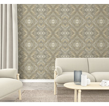 Wohnzimmer mit gemusterter Vliestapete in Holzoptik