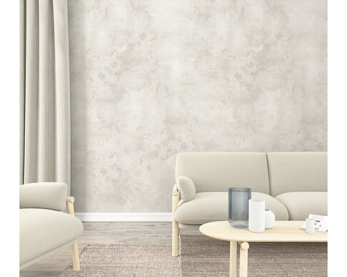 Wohnzimmer mit beiger Couch, Tisch und dekorativer Wand