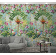 Wohnzimmer mit Tapete mit floralen und tropischen Pflanzenmotiven sowie Pfauen