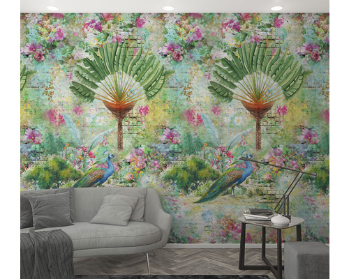 Wohnzimmer mit Tapete mit floralen und tropischen Pflanzenmotiven sowie Pfauen