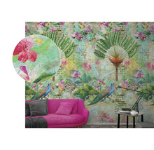 Wand mit Tapete im Dschungelstil mit Pfauen, Blumen und Palmen