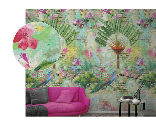 Wand mit Tapete im Dschungelstil mit Pfauen, Blumen und Palmen