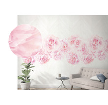 Raumgestaltung mit floraler Tapete, Sofa und Pflanze