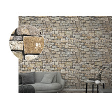 Wohnraum mit Steinoptik Tapete an der Wand