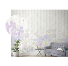 Wohnzimmer mit Fototapete mit Blumenmuster auf Holzwand
