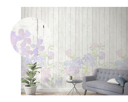 Wohnzimmer mit Fototapete mit Blumenmuster auf Holzwand